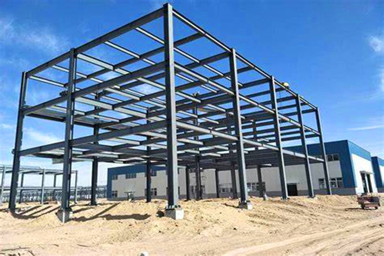 Edif&iacute;cio de a&ccedil;o de 3 andares