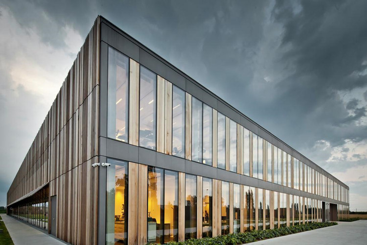 Edif&iacute;cio de a&ccedil;o