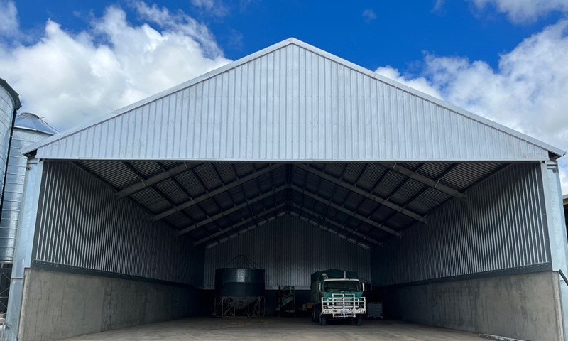 A&ccedil;o derramado para gr&atilde;os