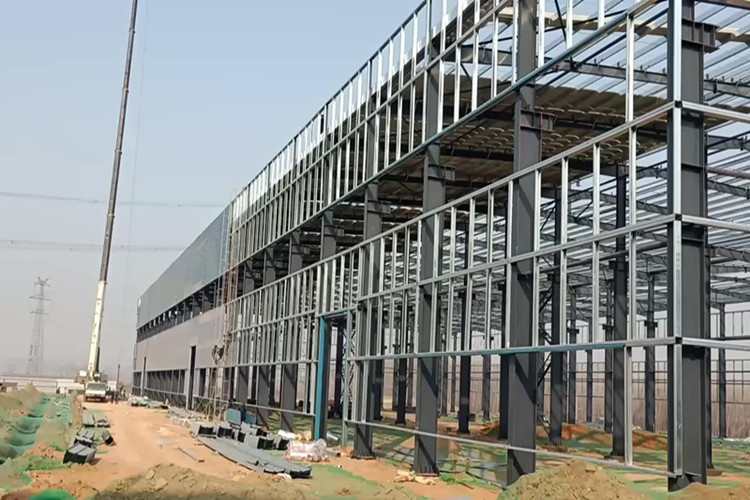 Construção de estrutura de aço industrial de pintura anticorrosiva para oficina