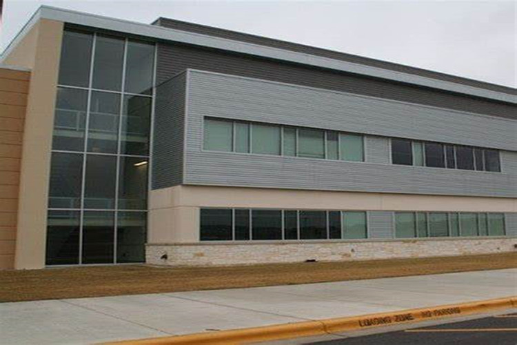 Edif&iacute;cio de a&ccedil;o com parede de cortina de vidro