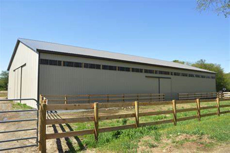 Arena de equita&ccedil;&atilde;o interior