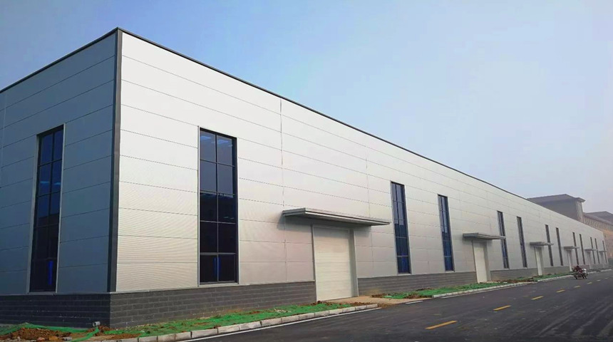 Edif&iacute;cio de oficina de a&ccedil;o