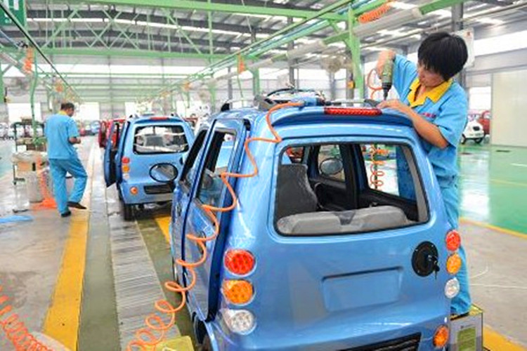 linha de montagem de carros