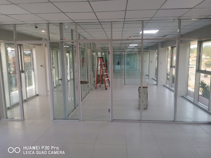 divis&oacute;ria de vidro