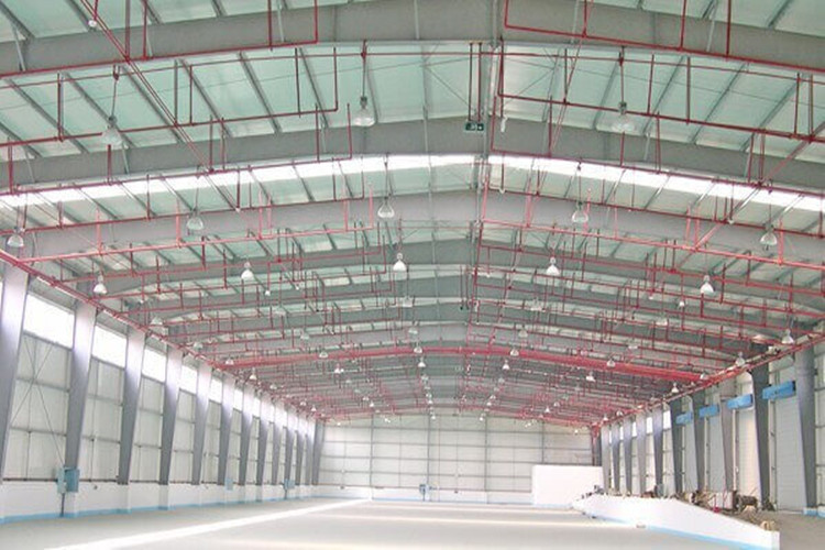 Edif&iacute;cio de a&ccedil;o grande