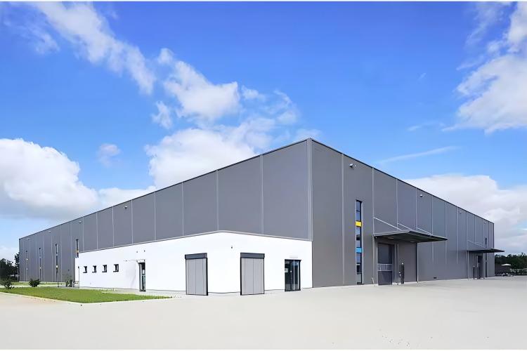 Construção civil com estrutura de aço para armazenamento e showroom