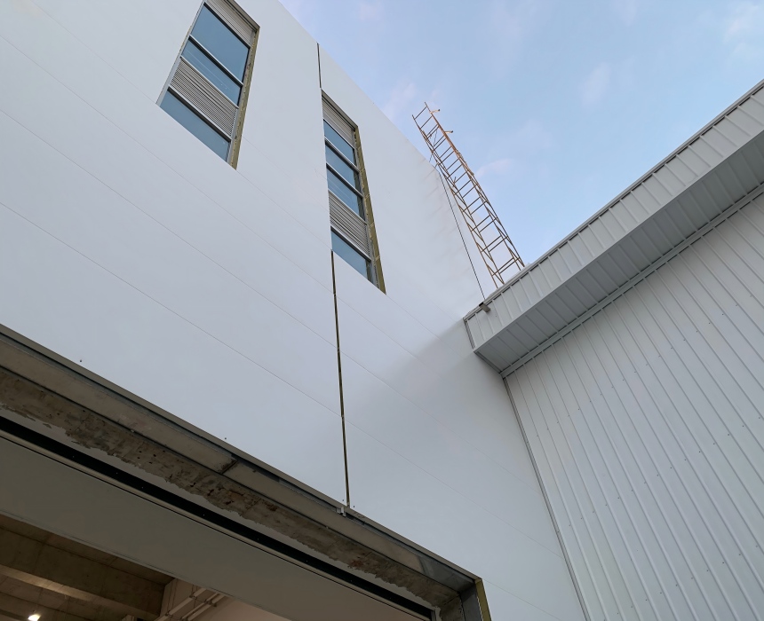 edif&iacute;cio industrial com painel sandu&iacute;che met&aacute;lico