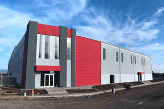 Construção civil com estrutura de aço para armazenamento e showroom