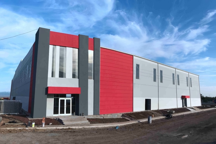 Construção civil com estrutura de aço para armazenamento e showroom