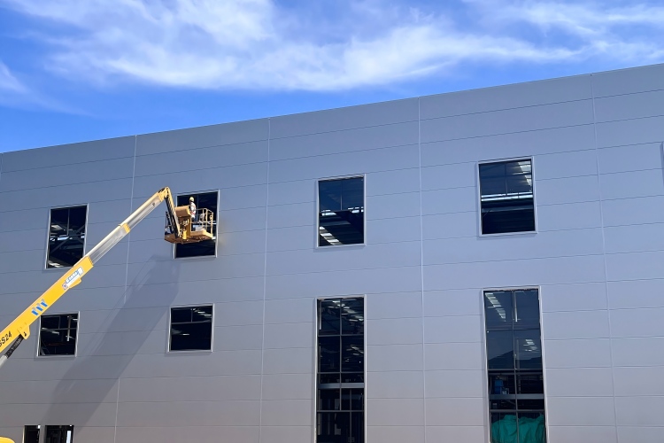 Construção civil com estrutura de aço para armazenamento e showroom