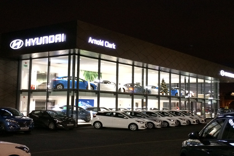 Sal&atilde;o de exposi&ccedil;&otilde;es de autom&oacute;veis.