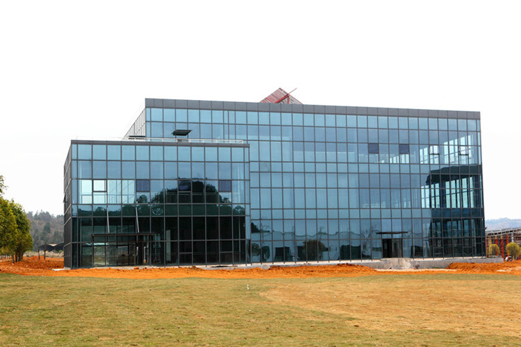 Edif&iacute;cio de a&ccedil;o com cortina de vidro